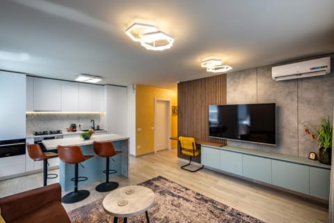 TV and multimedia, Balcony/Terrace, Kitchen or kitchenette, Living room, Seating area, Dining area, Evening entertainment, Parking, internet, internet, oven, stove, laundry, elevator, air conditioner