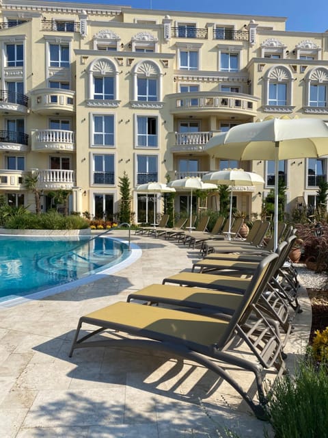 Property building, Swimming pool, sunbed