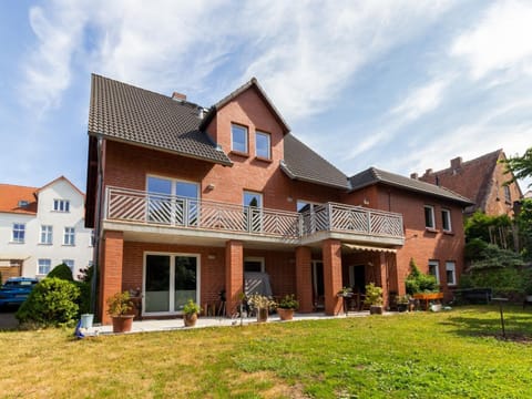 Property building, Facade/entrance, Day, Garden