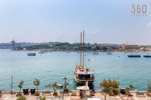 Nearby landmark, Day, Natural landscape, Activities, City view, Lake view, River view, Sea view