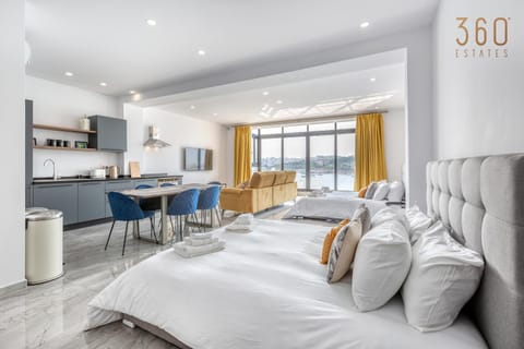 Bed, Kitchen or kitchenette, Living room, Photo of the whole room, Seating area, Bedroom