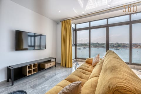 Communal lounge/ TV room, Natural landscape, TV and multimedia, Living room, Seating area, Evening entertainment, Lake view, River view