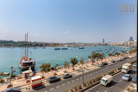 Nearby landmark, Day, Neighbourhood, Natural landscape, Bird's eye view, Beach, City view, Lake view, River view, Sea view, Street view, Location, Parking