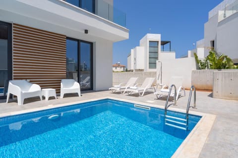 Patio, Swimming pool, sunbed