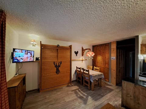 TV and multimedia, Living room, Dining area