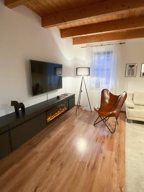 Living room, Seating area, fireplace