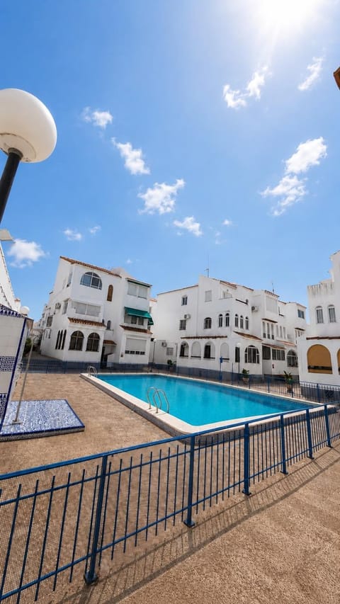 Shower, Property building, People, Swimming pool