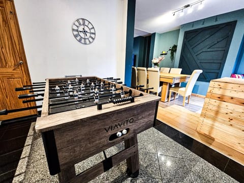 Luxe Retreat - Steps from Stadium - Pool Table, Ping Pong, Football Table Apartment in Liverpool