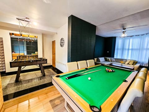 Luxe Retreat - Steps from Stadium - Pool Table, Ping Pong, Football Table Apartment in Liverpool