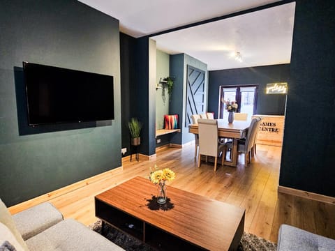 Luxe Retreat - Steps from Stadium - Pool Table, Ping Pong, Football Table Apartment in Liverpool
