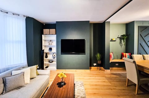 Luxe Retreat - Steps from Stadium - Pool Table, Ping Pong, Football Table Apartment in Liverpool