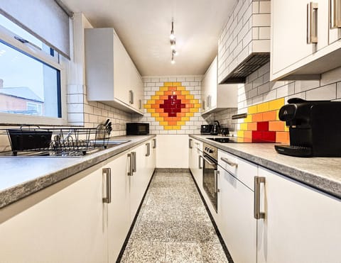 Luxe Retreat - Steps from Stadium - Pool Table, Ping Pong, Football Table Apartment in Liverpool