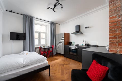 Bed, TV and multimedia, Kitchen or kitchenette, Living room, Photo of the whole room, Seating area, Bedroom