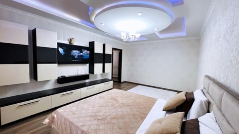 Bed, TV and multimedia, Photo of the whole room, Bedroom
