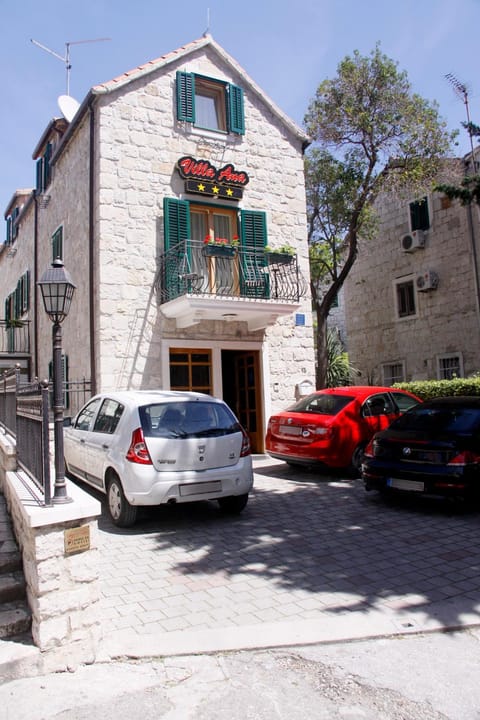 Property building, Facade/entrance, Day, Neighbourhood, Street view, Parking