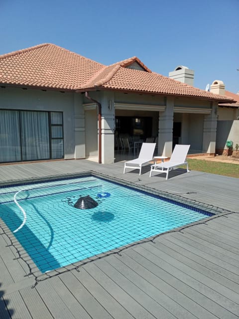 Swimming pool, sunbed