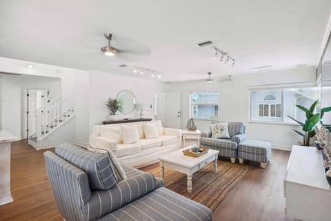 Beach Livin 3 - 3 Bedroom Upstairs House in Sunset Beach