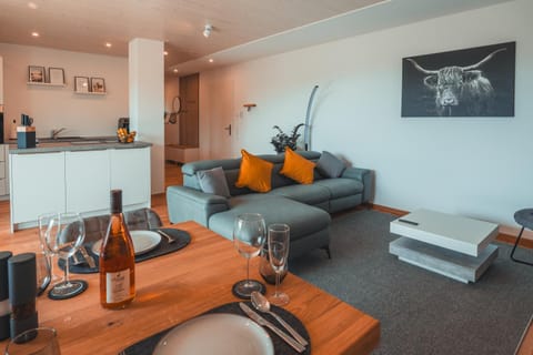 Kitchen or kitchenette, Living room, Seating area, Dining area