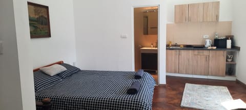 Kitchen or kitchenette, Dining area, Bedroom, minibar, stove