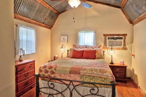 Sunflower Ridge Bungalow House in Canyon Lake