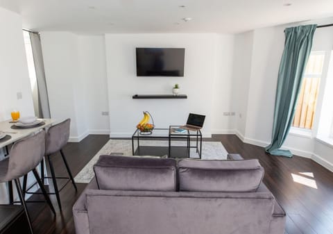 Stylish Apartment w/ Private Garden - Dog Friendly Apartment in Newport