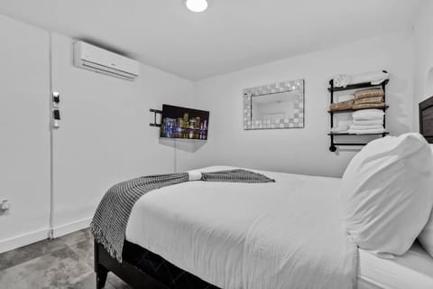 Lovely 2 bedroom Studios-Suite Walking Distance To Ocean Apartment in Hollywood Beach