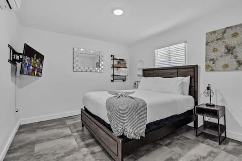 Lovely 2 bedroom Studios-Suite Walking Distance To Ocean Apartment in Hollywood Beach