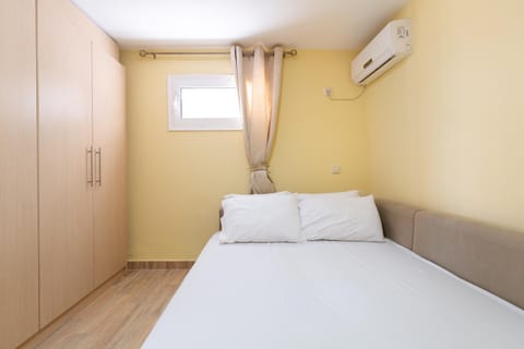 Bed, Photo of the whole room, Bedroom, wardrobe, air conditioner