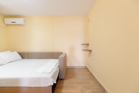 Bed, Photo of the whole room, Bedroom, air conditioner