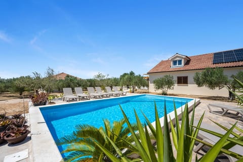 Property building, Spring, Day, Garden, Garden view, Pool view, Swimming pool, sunbed