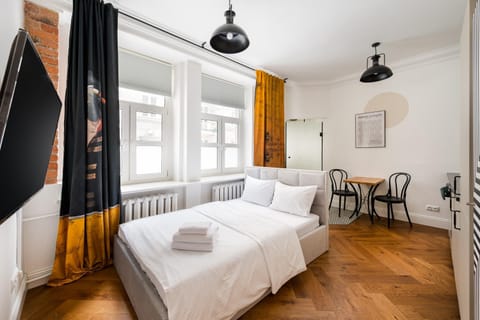 Bed, TV and multimedia, Photo of the whole room, Bedroom, towels