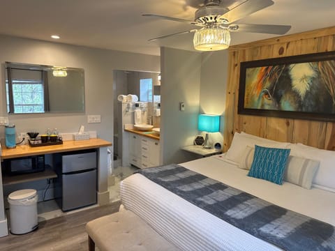 Eagle’s Landing Lodge Nature lodge in West Custer Township