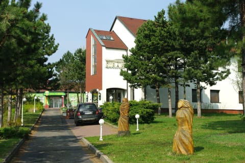 Facade/entrance