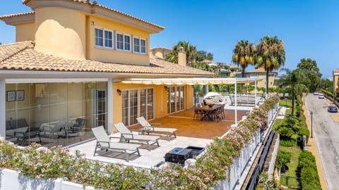 Property building, Day, View (from property/room), Balcony/Terrace, Balcony/Terrace, Seating area, Parking, sunbed