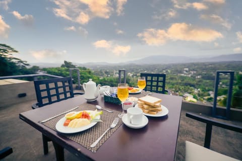 Food and drinks, Dining area, Food, Mountain view, Continental breakfast
