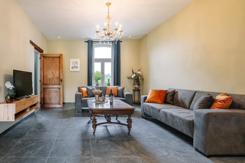 TV and multimedia, Living room, Seating area, Evening entertainment