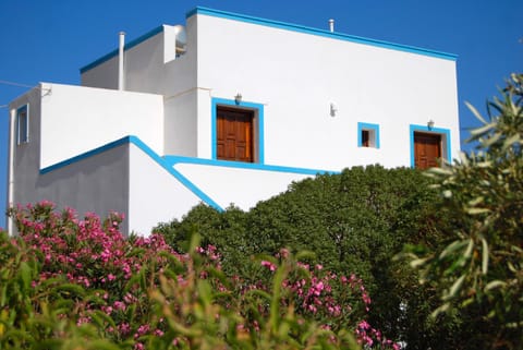 Facade/entrance, Day, Summer, Garden