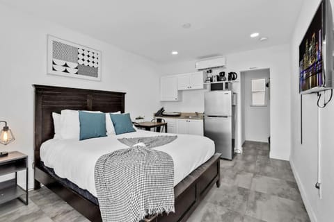 Lovely Studio Walking Distance To Ocean - Suite 7 Apartment in Hollywood Beach