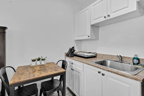 Lovely Studio Walking Distance To Ocean - Suite 7 Apartment in Hollywood Beach