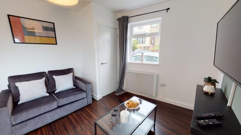 Stylish Duplex Apartment with Home Office Apartment in Newport