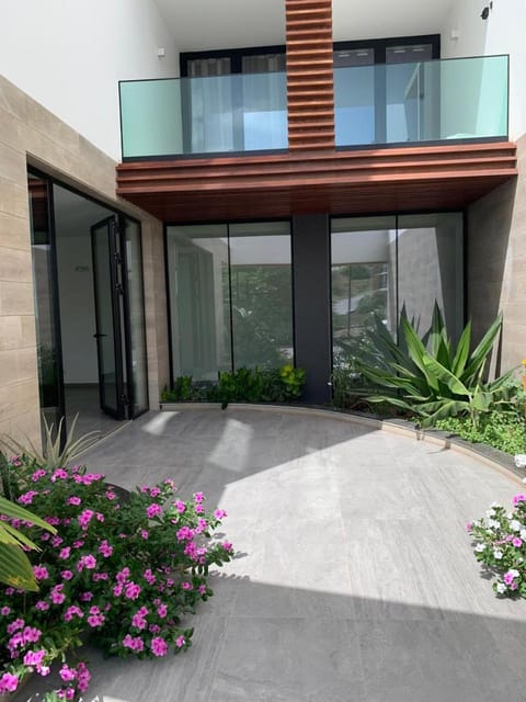 Property building, Facade/entrance, Garden