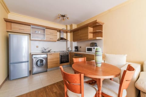 Coffee/tea facilities, Dining area, furniture, microwave, oven, toaster, washing machine, kitchen