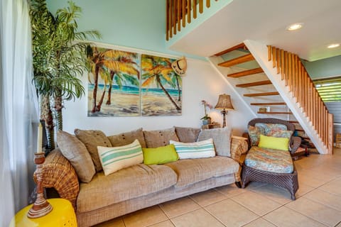 Oceanfront Maunaloa Condo, Steps to Pool and Beach! Apartment in Molokai