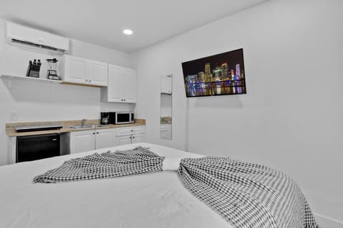 Lovely Studio Walking Distance To Ocean - Suite 8 Apartment in Hollywood Beach