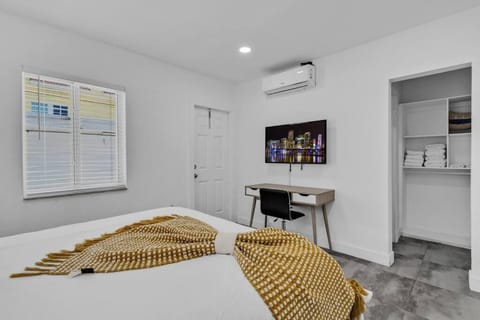 Lovely 1 Bedroom Walking Distance To Ocean - Suite 9 Apartment in Hollywood Beach