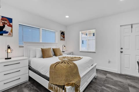 Lovely 1 Bedroom Walking Distance To Ocean - Suite 9 Apartment in Hollywood Beach