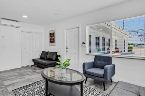 Lovely 1 Bedroom Walking Distance To Ocean - Suite 9 Apartment in Hollywood Beach