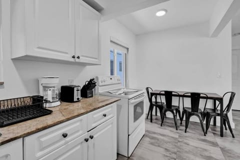 Lovely 1 Bedroom Walking Distance To Ocean - Suite 9 Apartment in Hollywood Beach