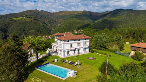 Property building, Natural landscape, Bird's eye view, Garden, Garden view, Mountain view, Pool view, Swimming pool, sunbed