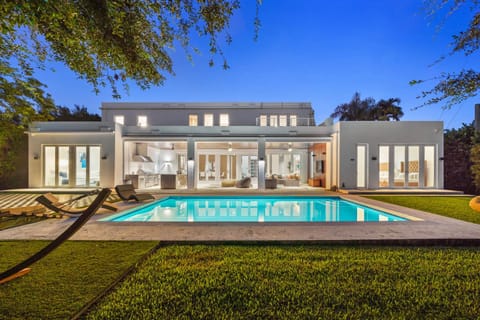 Property building, Patio, Garden, Pool view, Swimming pool, sunbed